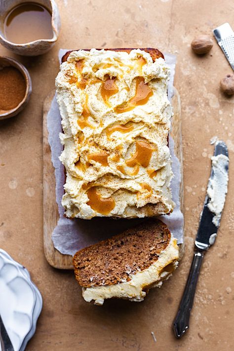 Chai Spice Banana Cake with Caramel Frosting - Cupful of Kale Banana Cake With Caramel, Cake With Caramel Frosting, Chai Cake, Salted Caramel Frosting, Coffee And Walnut Cake, Salted Caramel Cake, Cake With Caramel, Cosy Autumn, Vegan Caramel