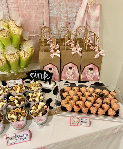 Pink Farm Birthday, Girls Farm Birthday, Sweet Baby Shower Ideas, Theme Snack, Cow Birthday Parties, Dessert Table Birthday, Cow Baby Showers, 1st Birthday Girl Decorations, Farm Theme Birthday