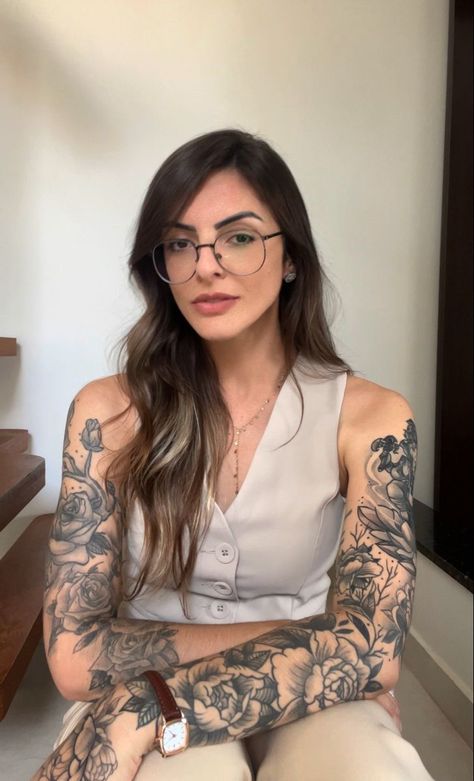 Outfits With Tattoos, Women In Corporate, Tattooed Female, Mari Palma, Tattood Girls, Women With Tattoos, Skull Flag, Pin Up Looks, Corporate Women