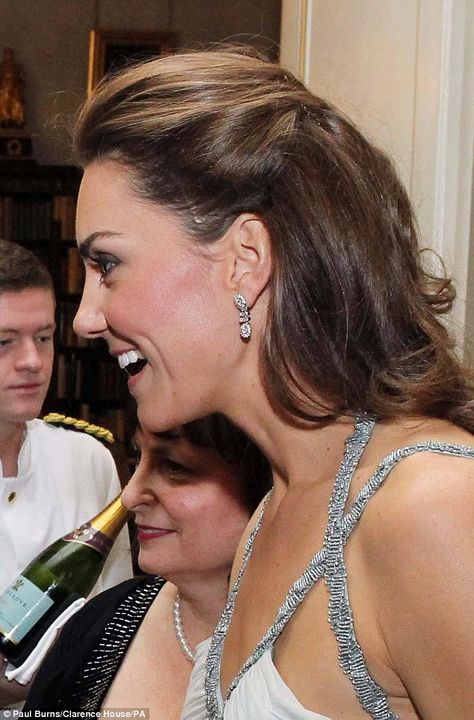 Is this why Kate Middleton never wears her hair up? Kate Middleton Side Profile, Duchess Of Cambridge Hair, Kate Middleton Short Hair, Kate Middleton Haircut, Half Up Hair Do, Kate Middleton New Hair, Kate Middleton Makeup, Kate Middleton Jewelry, Loose Chignon