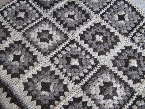 Patchwork Granny Square Blanket, Wool Bed Cover, Monochrome Crochet, Crochet Projects For Beginners, Patchwork Crochet, Wool Bed, Stitches Crochet, Granny Square Afghan, Crochet Granny Square Blanket