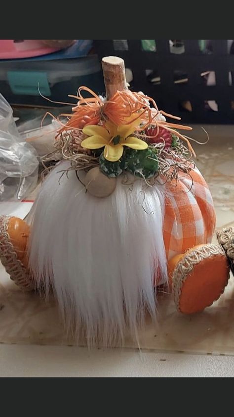 Pumpkin Nomes, Gnome Fall Decor, Diy Fall Nomes, Pumpkin Gnome Diy, Halloween Crafts 2023, Woodland Gnomes Diy, Pumpkin Gnomes Diy, Gnome Pumpkin Decorating, Thanksgiving Gnomes Diy