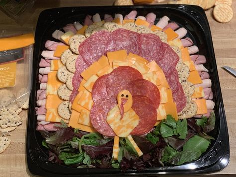 Turkey, ham and cheese tray for a Kindergarten class! #Turkeytray #meat #meattray #Thanksgiving #Kindergarten #feast #partyfood Turkey Cheese Tray, Thanksgiving Turkey Treats, Meat Tray, Turkey Treats, Thanksgiving Snacks, Thanksgiving Appetizer Recipes, Appetizers For Kids, Thanksgiving Dinner Party, Thanksgiving Dinner Recipes