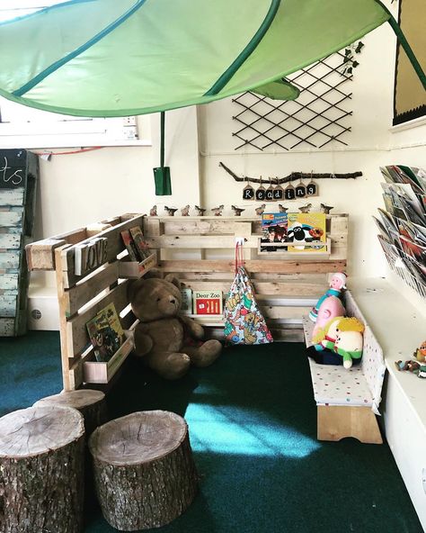 Reading Nook Daycare, Preschool Room Layout, Hygge Classroom, Classroom Reading Corner, Reading Nook Classroom, Daycare Room Ideas, Natural Classroom, Reading Corner Classroom, Curiosity Approach