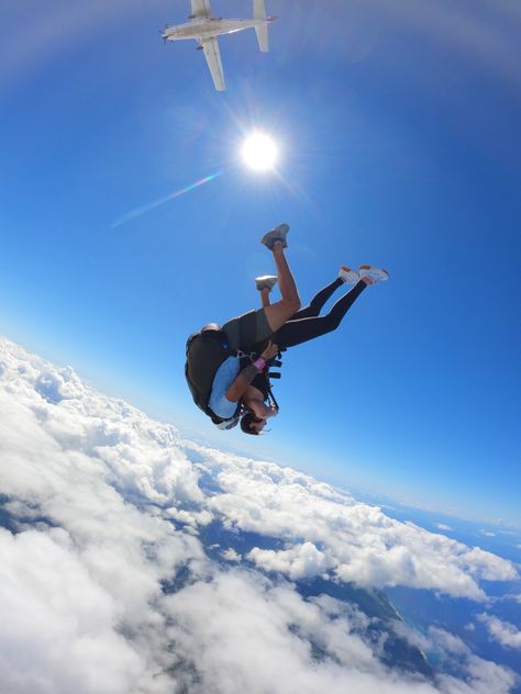 skydiving in Oahu! #skydiving #oahu #hawaii #paradiseonearth #clouds Hawaii Skydiving, Skydiving Aesthetic, Sky Jumping, Skydiving Pictures, Jumping Out Of A Plane, Map Australia, Sky Dive, Sky Diving, My Bucket List