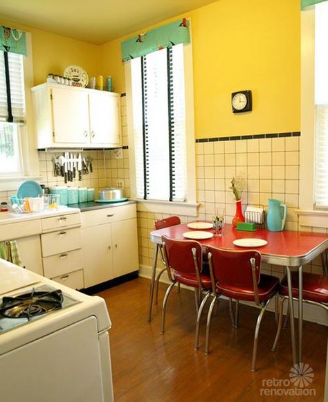 vintage retro kitchen - yellow, turquoise and red Vintage 50s Kitchen, White Retro Kitchen, Atomic House, Retro Cabinets, 50’s Kitchen, Yellow Kitchen Walls, Vintage Retro Kitchen, Dated Kitchen, Kitchen Yellow