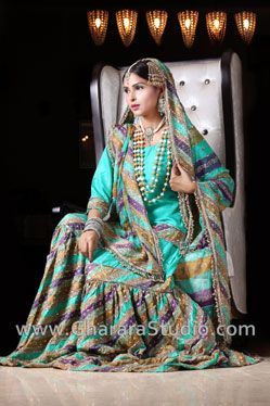 www.ghararastudio.com - for traditional ghararas. Based in Delhi, this shop delivers across India Chatapati Gharara, Traditional Gharara, Gharara Pakistani, Bridal Gharara, Pakistani Dresses Online Shopping, Designer Anarkali Dresses, Trendy Outfits Indian, Desi Wedding Dresses, Pakistani Dresses Online