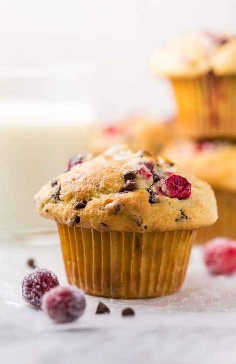 These soft and fluffy Cranberry Banana Muffins are so easy and perfect for breakfast! Full of real banana flavor, fresh cranberries, and a handful of chocolate chips, they're simply irresistible! #cranberry #banana #muffins #breakfast #Christmas #bananamuffins #chocolatechips Cranberry Banana Muffins, Nature Recipes, Cranberry Recipes Muffins, Breakfast Christmas, Biscuits Recipes, Muffins Breakfast, Baker By Nature, Cranberry Muffins, Simple Muffin Recipe