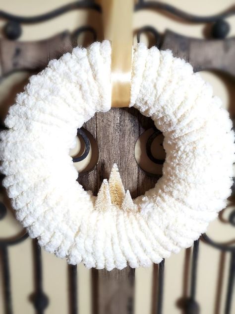 Winter Yarn Wreath, Yarn Wreath Diy, Chunky Yarn Wreath, Winter Wreath Diy, Straw Wreath, Weekend Crafts, Wire Wreath Frame, Cottage Market, Diy Winter