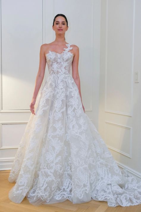 Spring 2024 Bridal Trend: The Special One [PHOTOS] – WWD Naeem Khan Bridal, Wedding Guest Dress Trends, Viktor And Rolf, Spring Wedding Photos, Wedding Flower Trends, Wedding Hair Trends, Wedding Outfits For Women, Bridal Trends, Indian Wedding Fashion