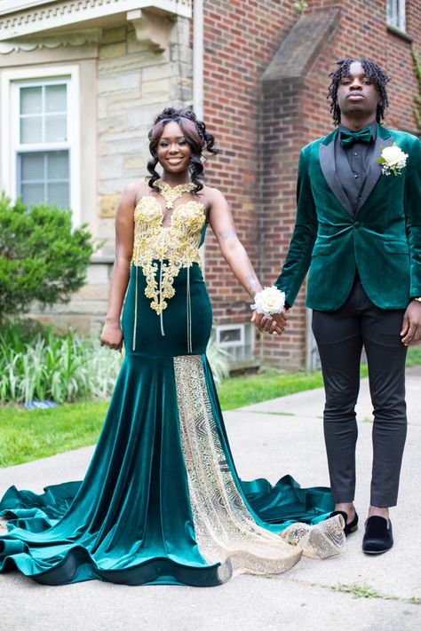 Emerald Green Prom Dress, Classy Prom, Prom Inspo, Prom 2024, Green Prom, Classy Prom Dresses, Prom Dress Inspiration, Senior Prom, Prom Looks