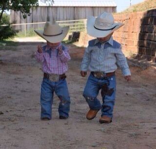 Two Little boys dressed as cowboys ❤️ Arte Cowboy, Cowboy Baby, Wilde Westen, Little Cowboy, Country Kids, Cowboy Up, Future Children, Baby Cowboy, Country Boys