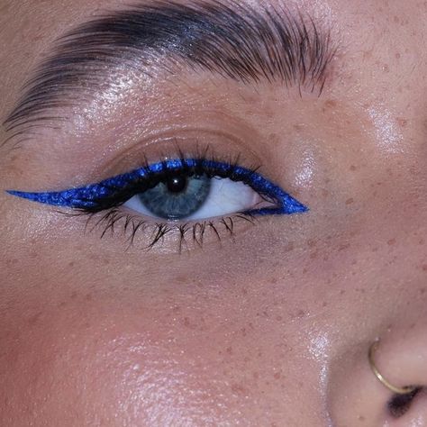 Harry Styles Concert Outfit Blue, Blue Color Eyeliner, Harry Styles Concert Makeup, Blue Glitter Liner Eye Makeup, Harry Styles Makeup, Blue Glitter Eyeliner Makeup, Blue Graphic Liner Makeup, Cobalt Blue Eyeliner, Purple Eyeliner