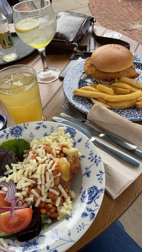 A spoons date in this weather is all you need ✨ #wetherspoons #pubfood #date #dinner #hearty Weatherspoons Pub Aesthetic, Wetherspoons Aesthetic, Pub Food, British Food, Date Dinner, Summer Bucket Lists, Summer Bucket, Spoons, Dream Life