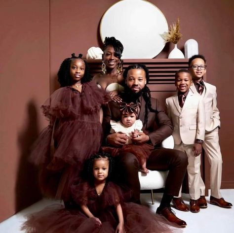 Brown Christmas Photoshoot, Black Family Photoshoot Outfits, All Black Family Photoshoot, Family Photoshoot Outfits Winter, Brown Family Pictures Outfits, All Black Family Photoshoot Outfits, Black Family Christmas Pictures Outfits, Black Family Photoshoot, Holiday Photos Outfits