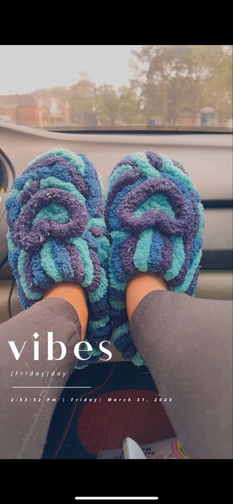 Yarn Shoes Tiktok Trend, Yarn Crocs, Yarn Clogs, Yarn Slides, Yarn Shoes, Yarn Slippers, Croc Ideas, Fuzzy Shoes, Crocs Fashion