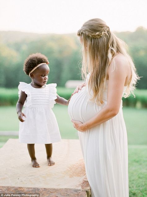 Thomas Rhett and wife Lauren pose for family photos | Daily Mail Online Thomas Rhett Wife, Lauren Akins, Pregnancy Doctor, Super Mama, Country Romance, Brian Austin Green, Family Maternity Photos, Thomas Rhett, Boy George