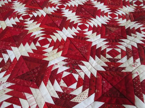 Beautiful red/white Pineapple quilt Cupcakes 'n Daisies: Pineapple, done and home woo hoo! Pineapple Block, Pineapple Quilt Pattern, Pineapple Quilts, Pineapple Quilt Block, Pineapple Quilt, Log Cabin Quilt Pattern, Two Color Quilts, White Pineapple, Red And White Quilts