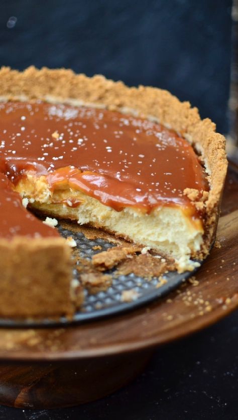 Caramel Toffee Crunch Cheesecake, Bourbon Salted Caramel, Bourbon Cheesecake, Gourmet Cheesecake, Unique Cheesecake Recipes, Bourbon Dessert, Homemade Bourbon, Bourbon Recipes, Salted Caramel Cheesecake