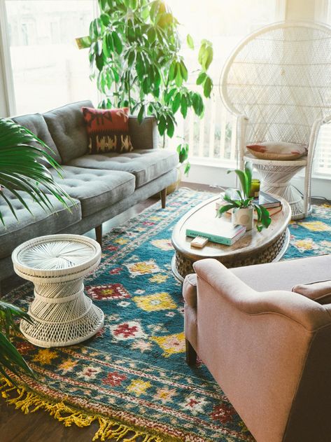 Mid Century Modern Couch, Couch Ideas, Living Room Boho, Chair Living Room, Peacock Chair, Modern Couch, Boho Interiors, Deco Boheme, Bohemian Interior