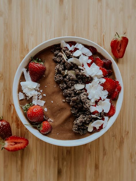 Dinner Smoothie Bowl, Chocolate Strawberry Smoothie Bowl, Chocolate Acai Bowl, Smoothly Bowls, Smoothie Bowl Chocolate, Strawberry Smoothie Bowl Recipe, Smoothies Bowl, Breakfast Smoothie Bowl Recipes, Smoothie Bowls Recipe Easy