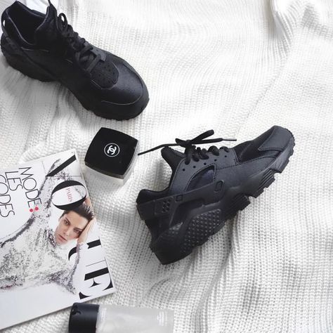 nike huarache Chanel Vogue, Cute Sneakers, High Shoes, Mens Nike Shoes, Nike Air Huarache, Air Huarache, Trendy Sneakers, Best Sneakers, Nike Huarache