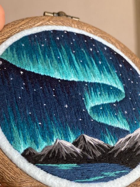 Northern Lights Embroidery Patterns, Half Dome Embroidery, Detailed Embroidery Art, Embroidery Scenery Simple, Space Themed Embroidery, Artemis Embroidery, Large Embroidery Hoop Ideas, Nature Embroidery Inspiration, Embroidery Inspiration Ideas