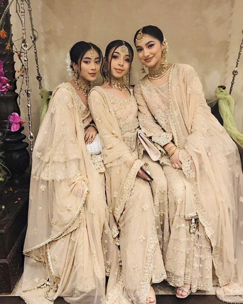 Nikkah Outfits For Sisters, Bridesmade Lehenga, Bridesmaid Gharara, Desi Wedding Dresses Bridesmaid Outfits, Pakistani Wedding Wear For Sister, Pakistani Bridesmaids Outfits, Nikkah Aesthetic, Desi Bridesmaids, Pakistani Bridesmaids