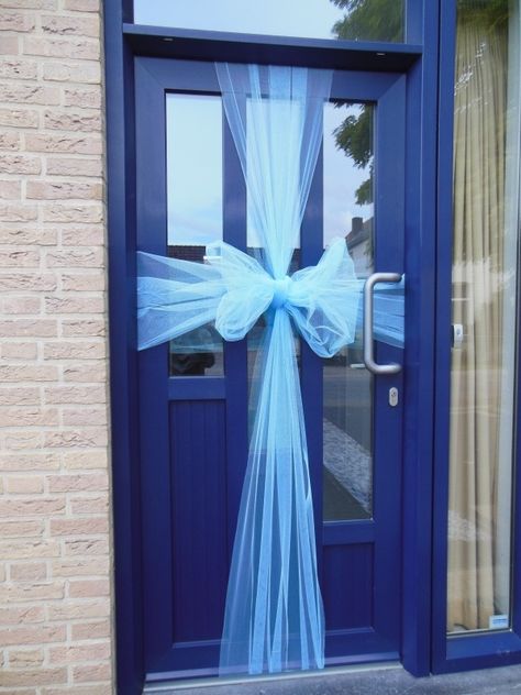 Strik aan de deur bij geboorte Front Door Christmas Bows, Door Bow, Christmas Bows, Baby Hacks, Diy Baby Stuff, Front Door, Wedding Planning, Party Decorations, Flowers