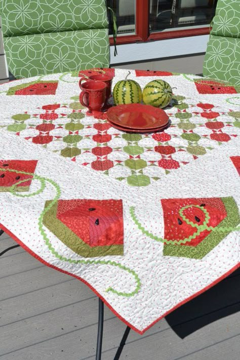 🍉🌿ᙏҽℓơɲ🍉ℓღⱴҽ🌿🍉 Watermelon Quilt, Deco Fruit, Picnic Quilt, Watermelon Decor, Research Tools, Quilted Table Toppers, Summer Quilts, Quilted Table Runners, Quilted Table Runner