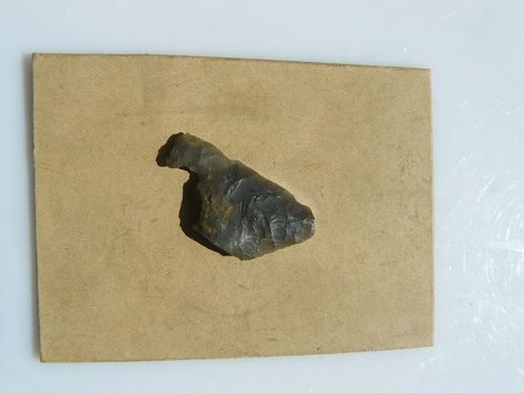 Barbed Tanged Arrowhead Near Stonehenge (Aldbourne, Wiltshire, UK) - Found Around 1900 - Genuine Early Bronze Age Artefact Clovis Point, Ancient Artifacts Prehistoric, Paleo Indians, Arrowheads Design, Arrowheads Artifacts, Native American Symbols, Magic Stones, Prehistoric Art, Antique Bottles