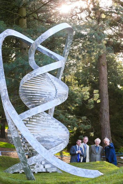 WATSON DNA SCULPTURE BOTANIC GARDENS MIN HAYES MX-4 Charles Jencks, Dna Code, Double Helix, Different Languages, Botanic Gardens, Celebrity Design, Biotechnology, Science Art, Unique Photo