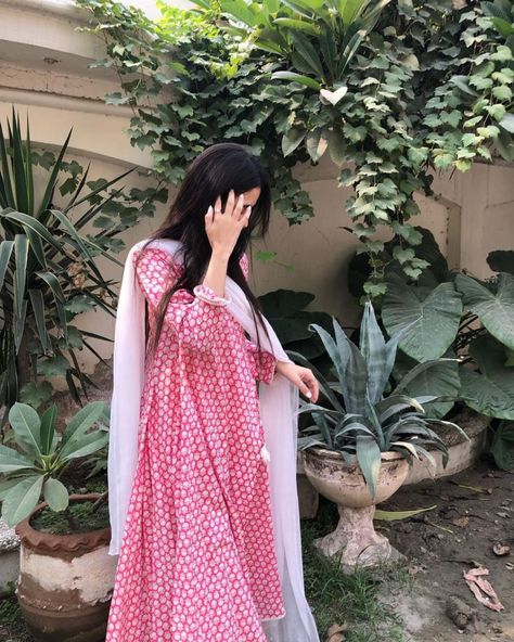 Hiden Face Girls Dpzz, Girl In Traditional Dress Hidden Face, Hidden Dpz Girl, Indian Girls Dp Hidden Face, Long Indian Hair, Girly Dp, Pakistani Girls Dpz Hidden Face, Casual Indian Fashion, Girls Dp Stylish