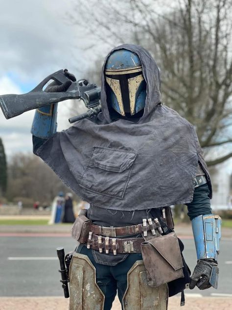 Mandalorian Oc Cosplay, Mandalorian Cosplay Ideas, Mandalorian Armor Cosplay, Mandalorian Outfit, Star Wars Costume Ideas, Mandolorian Armour, Bounty Hunter Costume, Mando Cosplay, Mando Armor