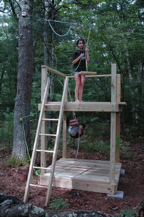 Pallet Platform Outdoor, Tree House With Zipline, Tree Platform Ideas, Diy Outdoor Playset, Zip Line Backyard, Backyard Fort, Family Playing, Kids Yard, Outdoor Playset