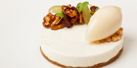 Vanilla cheesecake with candied walnuts, grapes and apple sorbet Michelin Star Dessert Recipes, Michelin Dessert, Michelin Star Dessert, Fruit Parfait Recipes, Star Desserts, Apple Sorbet, Vanilla Cheesecake Recipes, European Pastries, Raisin Recipes