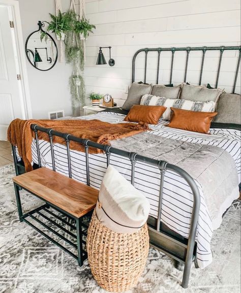 Master Bedrooms Decor Iron Bed, Black Metal Bed Frame Boho Bedroom, Black Iron Bed Frame Farmhouse, Outdoorsy Bedroom Modern, Room Ideas With Metal Bed Frame, Bedroom Ideas With Iron Bed Frame, Gray Metal Bed Frame Bedroom Ideas, Black Iron Bed Decor Boho, Bedroom Inspirations Master Metal Bed Frames