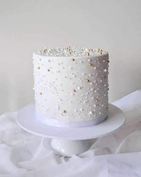 Simple yet elegant birthday cake 🤍💛 {Goldandwhite} #pearlsdetails #pearlswedding #pearlsdecoration #pearlscake #beadswork #elegantcakes #simpleelegance #simplecakedesign #fondantbirthdaycake #Laverton #lavertonnorth #altonameadows #altona #Williamstown #Newport #portmelbourne #pointcookcakes #pointcook #sanctuarylakes Simple White Birthday Cake, Neutral Cake, Elegant Birthday Cake, Simple White Cake, White Birthday Cake, Fondant Cakes Birthday, White Birthday Cakes, Elegant Birthday Cakes, Simple Cake Designs