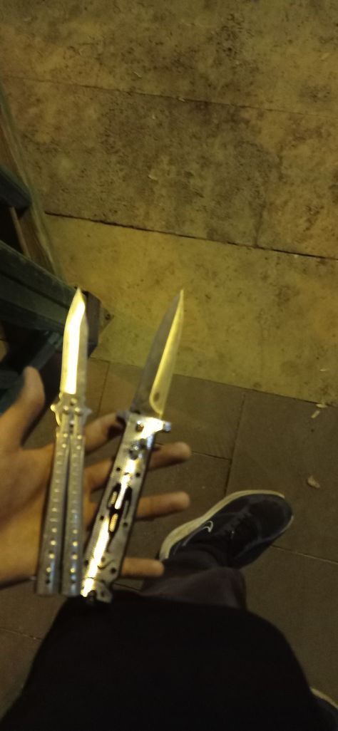 Butterfly Knife Wallpaper, Butterfly Knife Aesthetic, Aesthetic Knifes, Fake Knife, Knife Wallpaper, Fake Story Instagram, Fake Injury, Knife Aesthetic, Story Fake