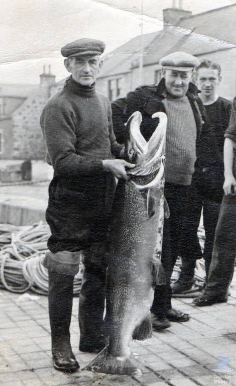 Trawlermen & fishermen of the British Isles www.waysideflower.co.uk Fisherman Outfit, Fishing Boots, Navi A Vela, Fishing 101, Old Fisherman, Fishing Photos, Don Draper, Foto Art, Gone Fishing