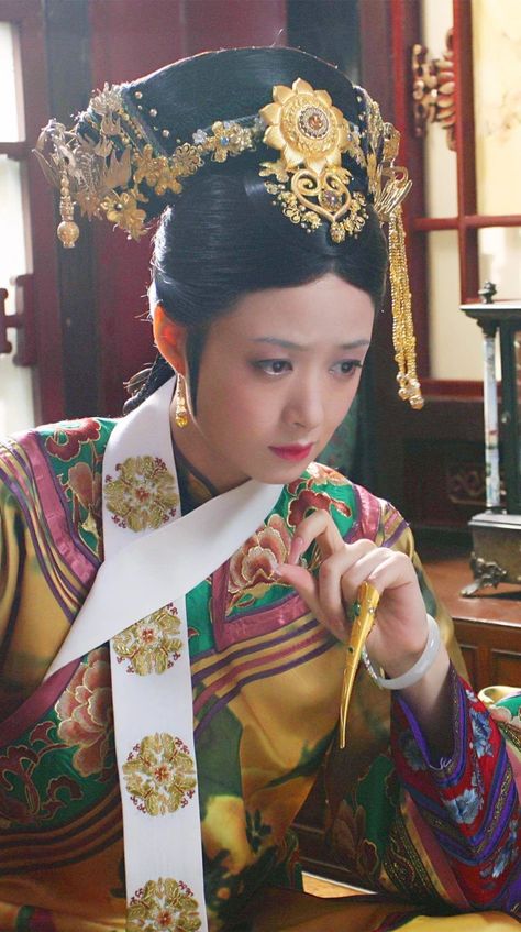 Qing Dynasty Hairstyles, Empresses In The Palace, Chinese Dynasty, Chinese Aesthetic, Old Hairstyles, Romantic Films, Llama Drama, Chinese Hairstyle, Ming Dynasty