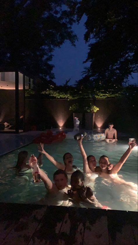 Drinking By The Pool, Summer After High School, House Pool Party, Friends Pool Party, Pool Party Drinks, Friends Group Photo, Pool Drinks, Cabin Getaway, Life After High School