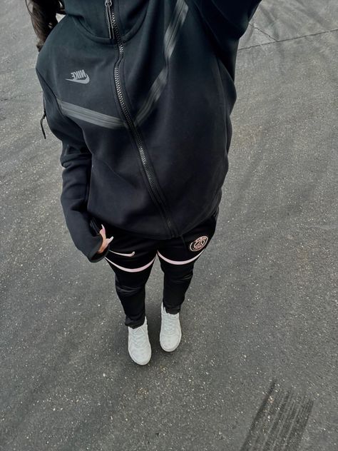 Nike Tech Women, Nike Tech Tracksuit, Nike Fits, Tech Outfit, Basketball Girl, Tech Girl, Girls Foto, School Uniform Fashion, Wardrobe Makeover