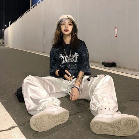 Looks Hip Hop, Tomboy Style Outfits, Streetwear Fashion Women, Mode Inspo, Tomboy Fashion, 가을 패션, Edgy Outfits, Korean Street Fashion, Y2k Aesthetic