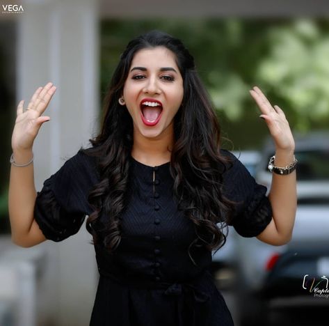 Vishnu Priya Bhimeneni photoshoot stills - South Indian Actress Vishnu Priya, Nivetha Pethuraj, Kannada Movies, Samantha Photos, Celebrity Photographers, Saree Photoshoot, Beautiful Photoshoot, Malayalam Actress, Indian Models