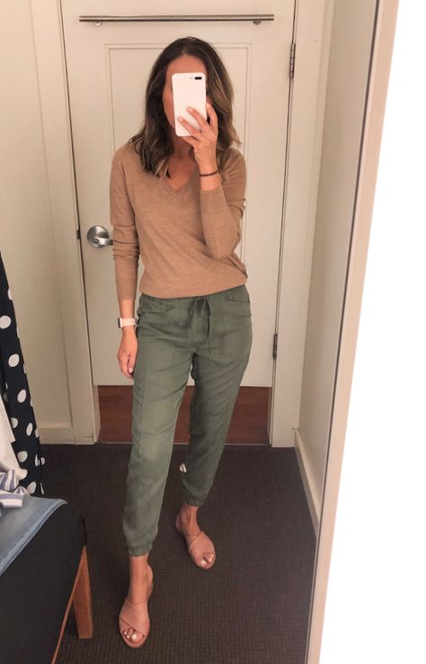 Fashion Identity, Olive Pants, Fitting Room, Outfit Chic, Joggers Outfit, Traje Casual, Summer Work Outfits, Casual Work Outfits, Work Outfits Women