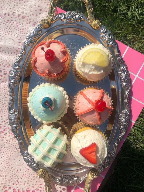 Cottagecore Cupcakes Aesthetic, Cupcake Inspiration Aesthetic, Fairy Core Cupcakes, Office Potluck Recipes, Vintage Style Cupcakes, Marie Antoinette Food Scene, Alice’s Wonderland Bakery Birthday, Diy Cakes, Vintage Cupcakes