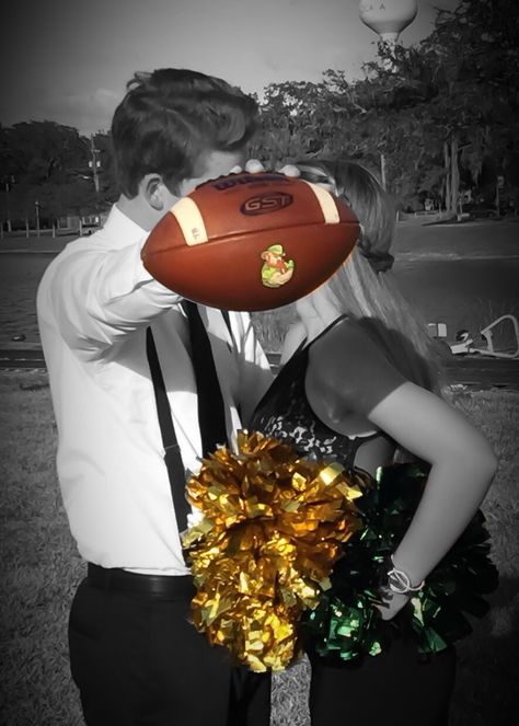 Homecoming Picture ideas for football player & cheerleader Football Prom Pictures, Homecoming Picture Ideas For Couples, Homecoming Photo Ideas Couple, Hoco Boquets, Homecoming Picture Ideas, Homecoming Photo Ideas, Homecoming Couple, Hoco Flowers, Homecoming Pics