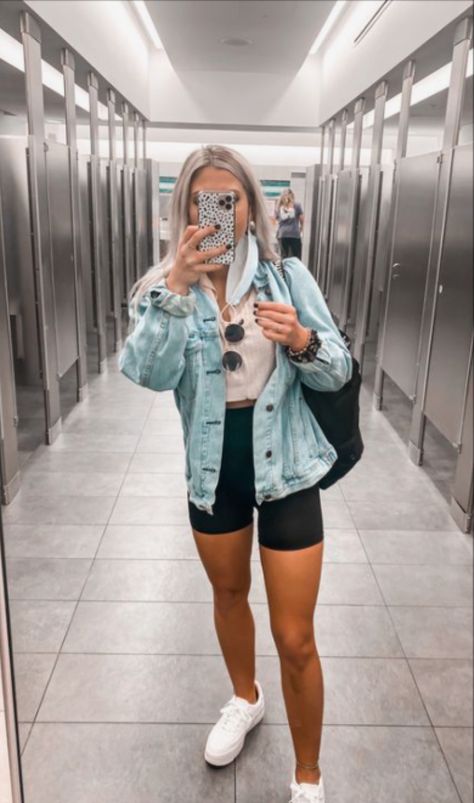 Relaxed Airport Outfit, Casual Summer Outfits Travel, Casual Plane Outfit Summer, Comfy Flight Outfit Summer, Lax Airport Outfits, Comfy Summer Airport Outfit, Comfy Summer Travel Outfit, Boho Airport Outfit, 2023 Airport Outfit