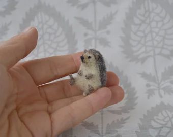 Needle Felted Miniatures, Felted Hedgehog, Felting Diy, Needle Felting Diy, Wool Needle Felting, Nativity Sets, Miniature Projects, Miniature Horse, Needle Felting Projects